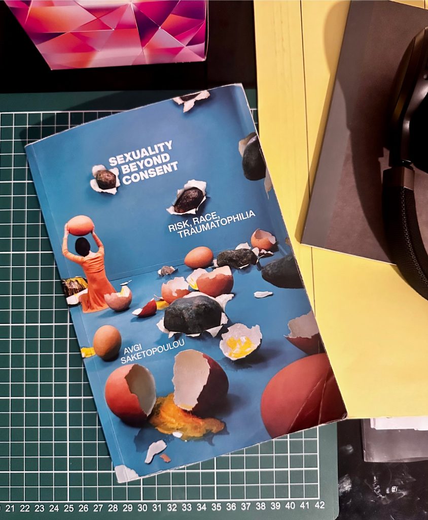 Das Bild zeigt ein Buch, das auf einem Schreibtisch liegt. Der Titel des Buches lautet „Sexuality Beyond Consent“.
